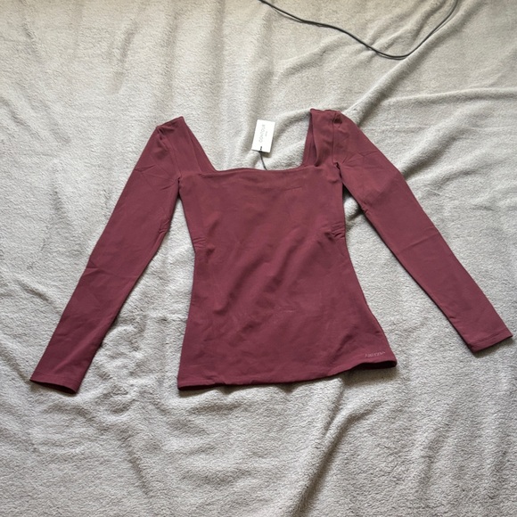 Aritzia Tops - NWT aritzia contour long sleeve
